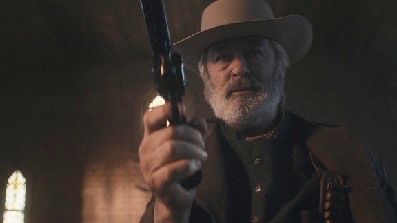 Dieses undatierte, vom Büro des Sheriffs von Santa Fe County herausgegebenes Videostandbild zeigt Alec Baldwin, Schauspieler aus den USA, in seiner Rolle, während einer Übung zum Ziehen seines Revolvers am Set des Films «Rust». 