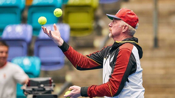 Boris Becker jongliert mit Bällen