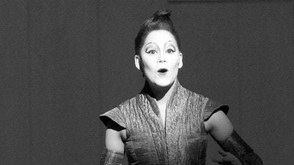 Die Schauspielerin Christina Drechsler als Boy, aufgenommen am 07.04.2009 bei der Probe von "Shakespeares Sonette" von Robert Wilson (Regie) und Rufus Wainwright (Musik) im Berliner Ensemble (BE) am Schiffbauerdamm in Berlin.