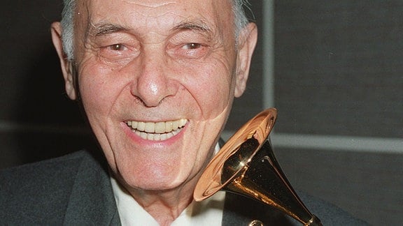 Sir Georg Solti hält lächelnd Grammy Award