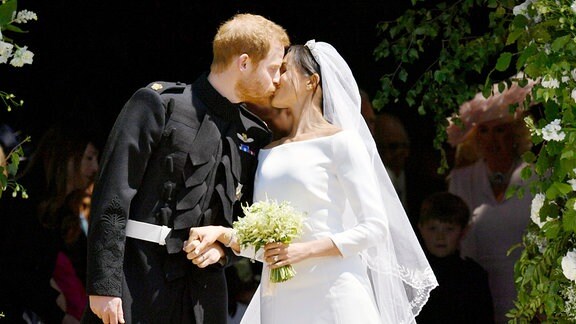 Harry und Meghan küssen sich auf ihrer Hochzeit.