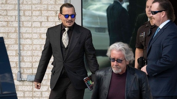 Johnny Depp verlässt Gerichtsgebäude