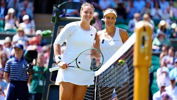 Jule Niemeier and Tatjana Maria am Tennis-Netz.