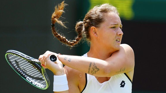 Tennisspielerin Jule Niemeier holt zum Schlag aus.