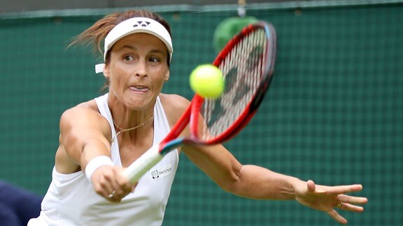 Tennisspielerin Tatjana Maria schlägt den Ball mit Rückhand