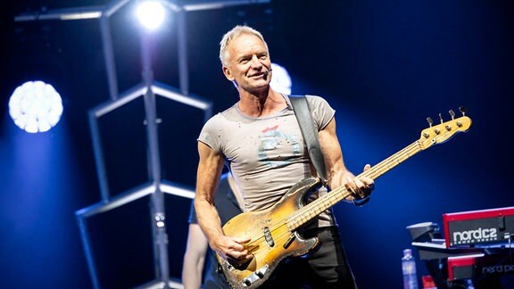 Sting mit Bass auf der Bühne.