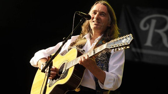 Roger Hodgson, mit Gitarre auf der Bühne, 2012