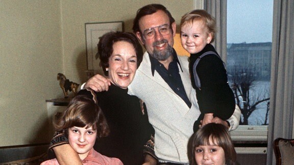 Familienbild aus früheren Tagen: Roger Whittaker mit seiner Frau Natalie und vier seiner fünf Kinder - Emily, Jessica, Laureen und Guy (aufg. 02/1977). 