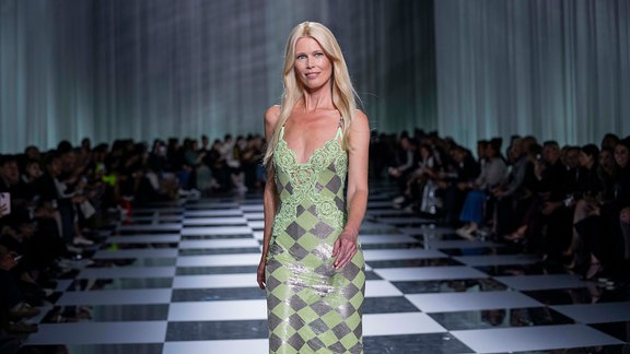 Claudia Schiffer, Model aus Deutschland, trägt eine Kreation aus der Frühjahr-Sommer-Kollektion 2024 von Versace.
