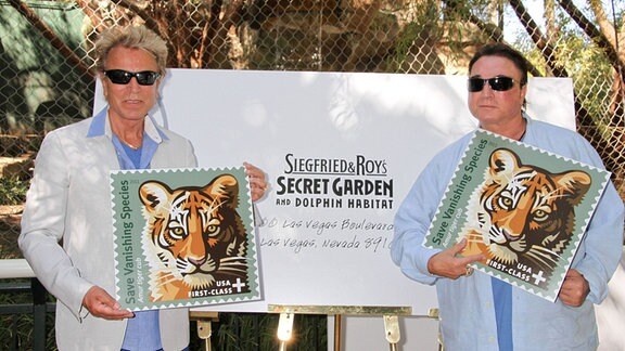 Siegfried & Roy stellen die Briefmarke der amerikanischen Post Save Vanishing Species zum Schutz bedrohter Tierarten vor, 2012 in Las Vegas.
