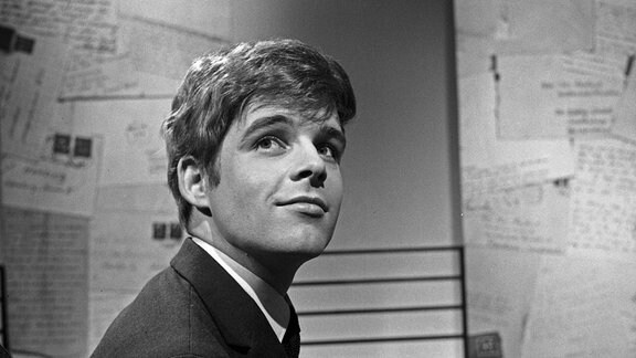 Der Sänger und Schauspieler Thomas Fritsch in der ARD Musiksendung Musik aus Studio B , Deutschland 1960er Jahre.