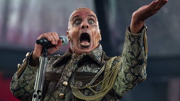 Till Lindemann, Frontsänger von Rammstein, tritt beim Konzert der Band Rammstein in der HDI-Arena auf.