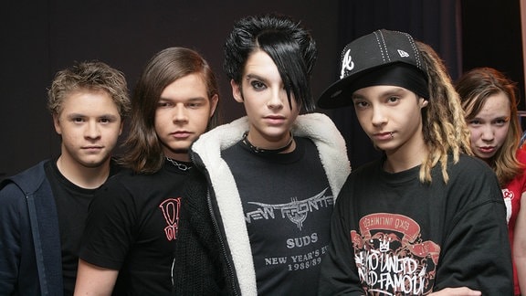 Die Band Tokio Hotel am Anfang ihrer Karriere in 2005. Sie tragen schwarze Shirts und posieren für die Kamera.