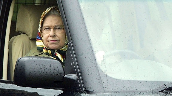 Queen Elizabeth II im Auto