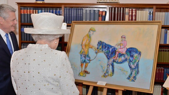 Joachim Gauck steht mit Königin Elizabeth vor einem Bild