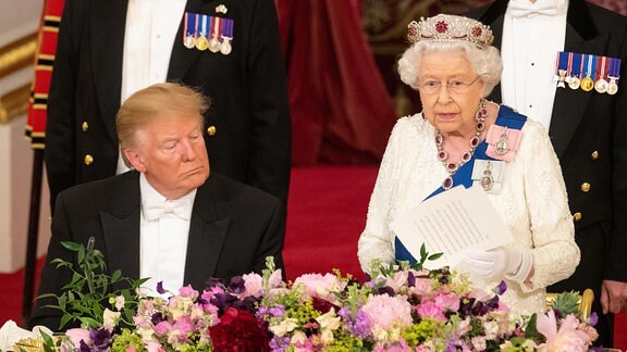 Donald Trump hört 2019 einer Rede von Königin Elizabeth II. zu.
