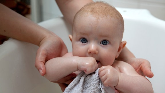 Ein Baby wird gebadet