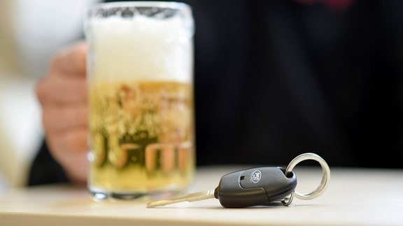 Bierglas und Autoschlüssel