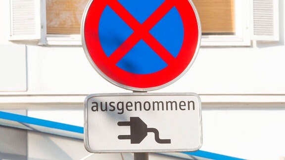Verkehr - Bundesländer wollen Fahrzeuge mit Kennzeichenscan gegen  Falschparker einsetzen