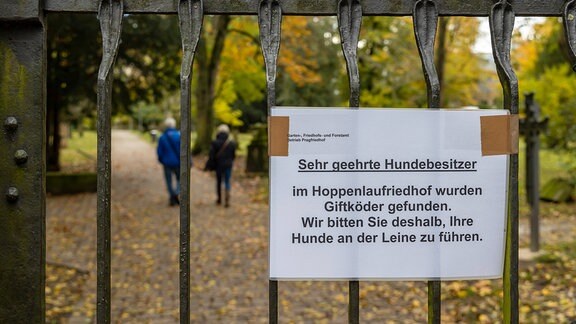 Warnung am Hoppenlau-Friedhof in Stuttgart. Giftköder für Hunde.