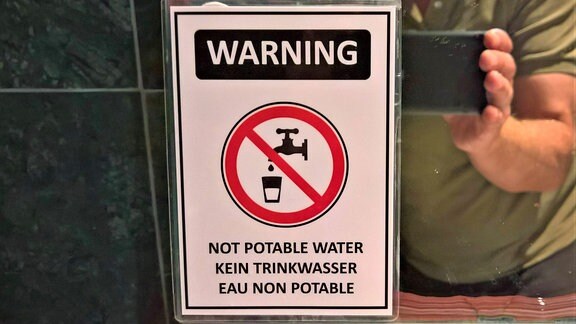 Kein Trinkwasser steht auf einem Hinweisschild an einem Spiegel
