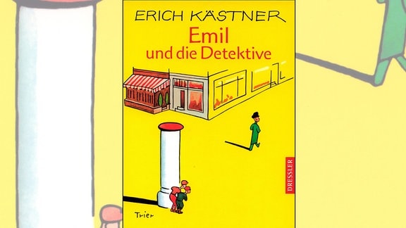 Gelbes Buchcover von "Emil und die Detektive" von Erich Kästner: Zwei Kinder hinter einer Litfaßsäule beobachten einen Mann in grünen Anzug.