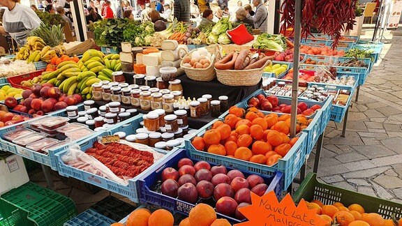 Markttreiben auf einem Wochenmarkt auf Mallorca