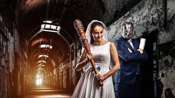 Collage zeigt frisch verheiratete Verrückte vor altem Gefängnis