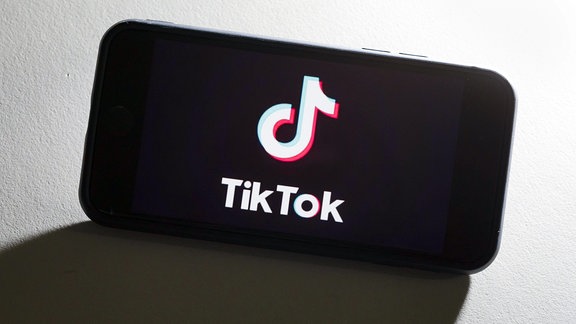 Das Logo des chinesischen Videoportal Tik Tok wird auf einem Smartphone angezeigt.