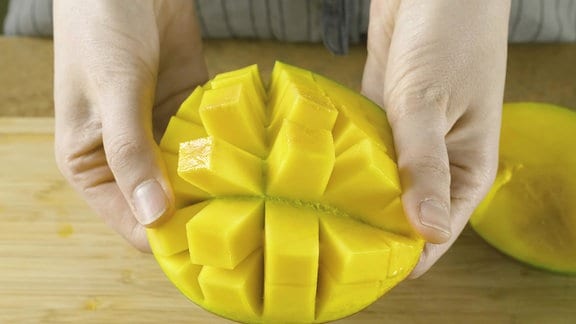 Mango wird aufgeschnitten