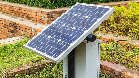 Mini-Solaranlage in einem Garten