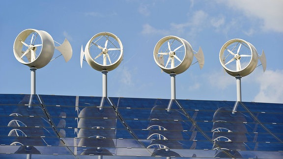 Mini-Windräder und Sonnenkollektoren