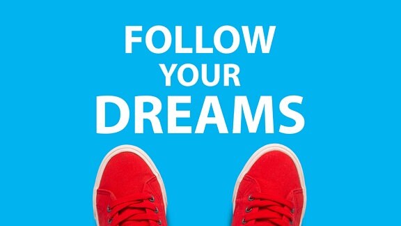 Follow your Dreams und rote Sneaker