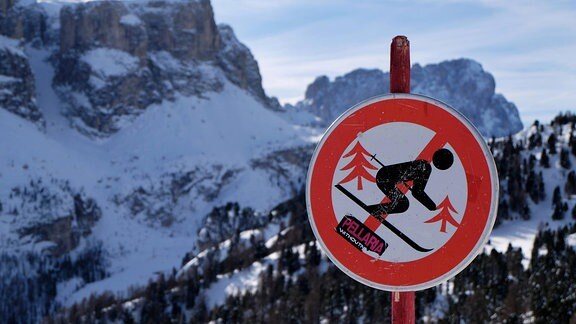 Ein Schild im Skigebiet Alta Badia in den Dolomiten - Südtirol weist auf das Ende des gesicherten Skigebiets sowie auf ein Fahrverbot abseits der Pisten hin 