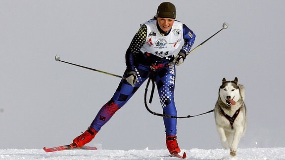 Lucyna Zywicka auf Skiern mit ihrem Hund