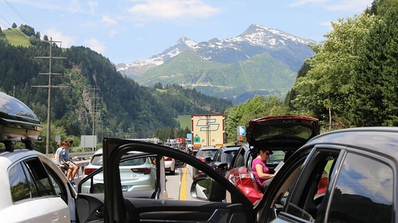 Ein Stau am Gotthard-Tunnel Schweiz.