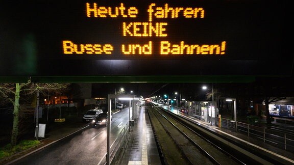 Auf einer Anzeigetafel an einer Stadtbahnhaltestelle der hannoverschen Verkehrsbetriebe Üstra steht am frühen Morgen „Heute fahren KEINE Busse und Bahnen!“. 