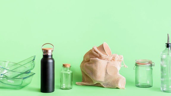 Plastikfreie Verpackungsgegenstände: Schüsseln, Gläser, Trinkflasche, Netz