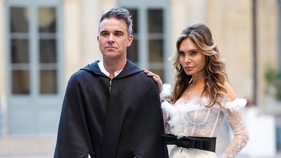 Robbie Williams und Ayda Field posieren auf der Paris Fashion Week.