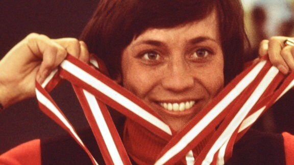 Rosi Mittermaier mit ihren 3 Medaillen bei den Olympische Winterspielen1976
