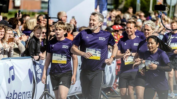 Dänemarks Kronprinz Frederik (M) nimmt am «Royal Run» teil. 