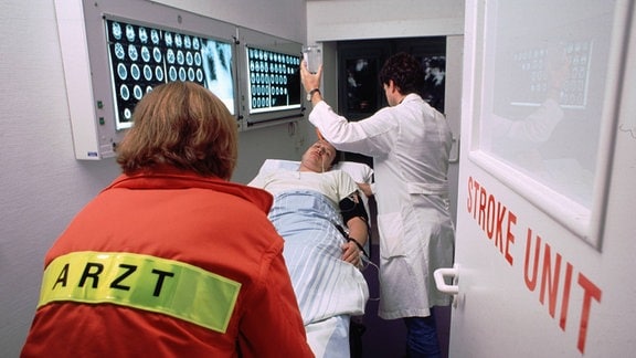 Einlieferung eines Schlaganfall-Patienten in die Stroke Unit des Uni-Klinikums Erfurt