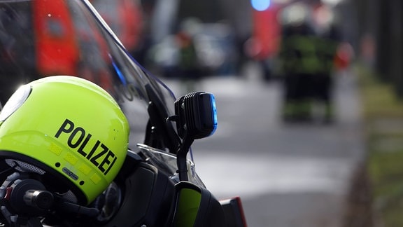 Symbolbild: Polizeimotorrad sperrt die Straße