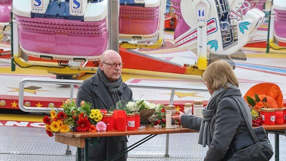 Markus Lewe CDU, Oberbürgermeister der Stadt Münster Mitte zündet am Tatort einen Gedenkkerze an und spricht zu den Schaustellern. Neben dem Oberbürgermeister Ehefrau Maria Lewe.