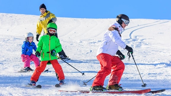 Skifahren lernen Skifahren lernen mit den Eltern auf einer gut präparierten Piste - und alle haben viel SpaÃ dabei