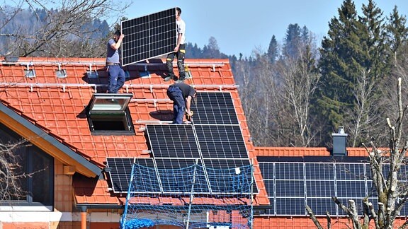 Montage einer Solaranlage auf einem Hausdach