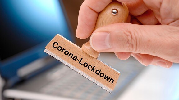 Stempel mit der Aufschrift Corona-Lockdown