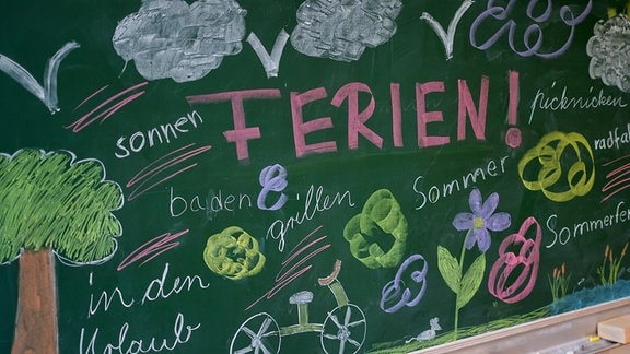 Schüler einer dritten Klasse der Grundschule von Booßen nahe Frankfurt (Oder) (Brandenburg) haben am 19.07.2016 ihre Tafel im Klassenraum zum Ferienstart gestaltet.
