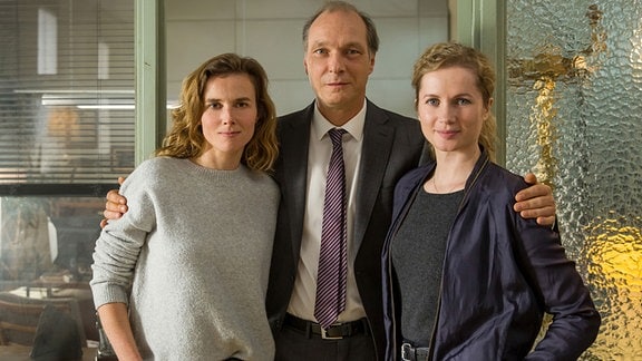 Das Dresdner Tatort-Team v.l.: Karin Gorniak (Karin Hanczewski), Peter Michael Schnabel (Martin Brambach) und Leonie "Leo" Winkler (Cornelia Gröschel)