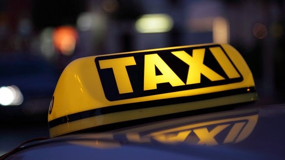 Taxi-Zeichen nachts beleuchtet